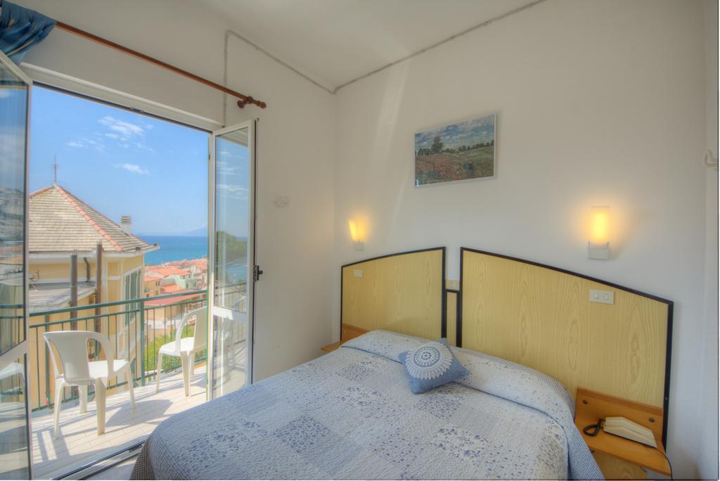 Hotel Deutsche Familien Finale Ligure Extérieur photo