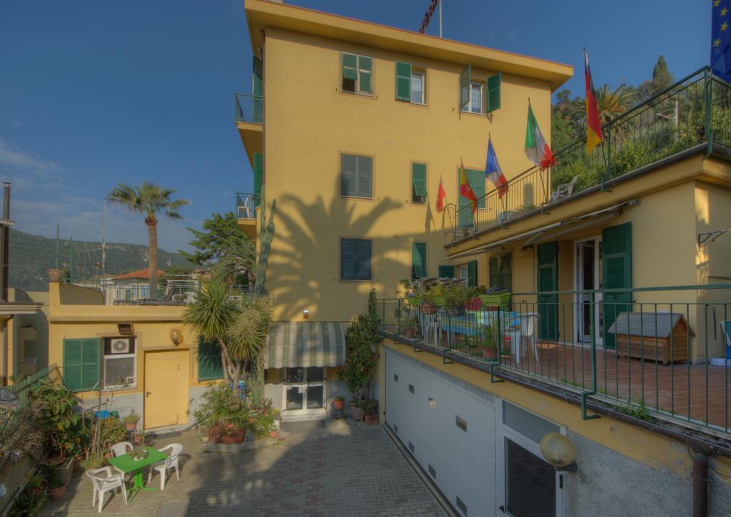 Hotel Deutsche Familien Finale Ligure Extérieur photo