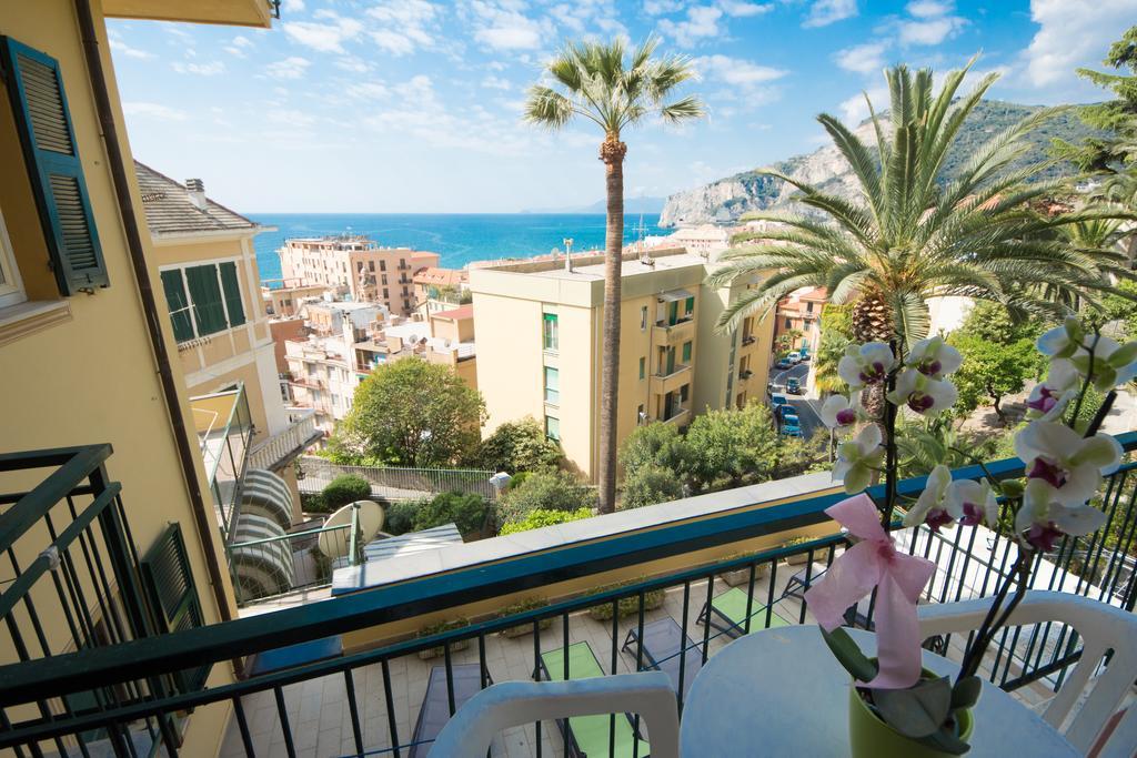 Hotel Deutsche Familien Finale Ligure Extérieur photo